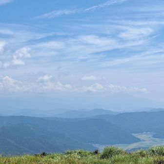 遠くに伊吹山がうっすら見えてきたんだけど…写真だと見えるかな？　　さぁ下山しまーす✋