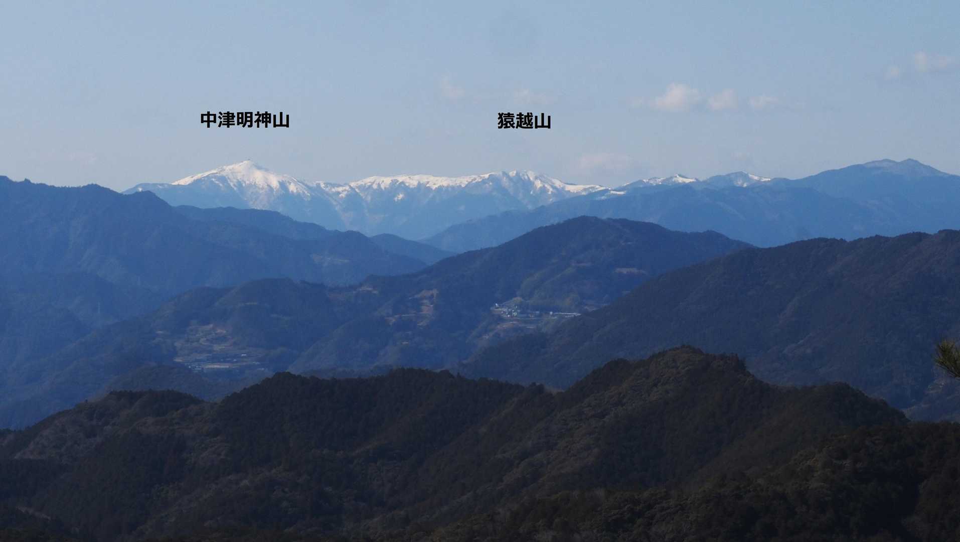 途中の展望所から中津明神山方面