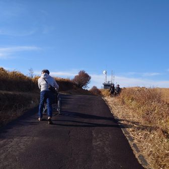 弟が母の車椅子を押しながら
結構なスピードで上ってゆきます
ありがたいねえ😁