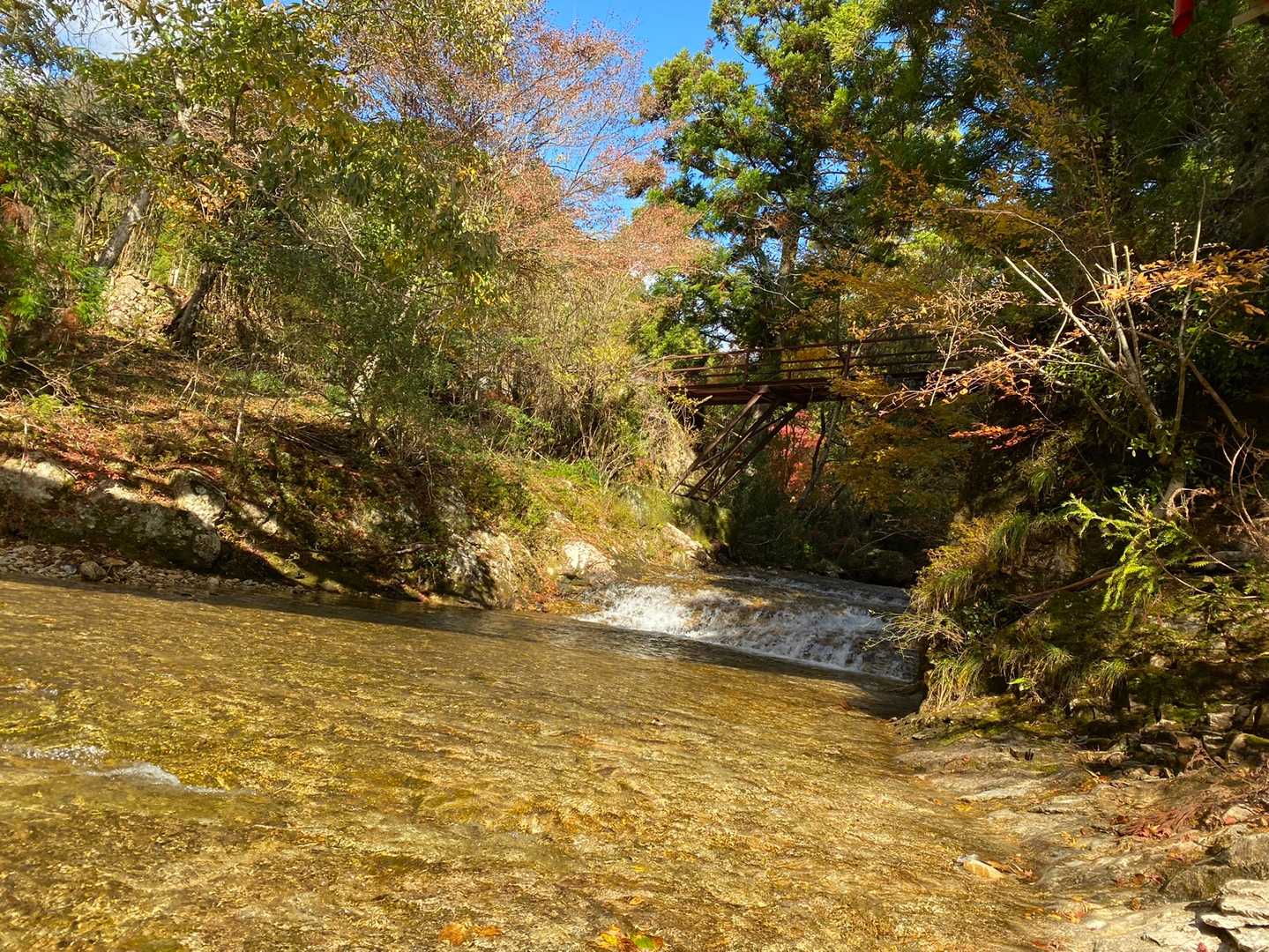近くの鳳来峡も昔行きましたが
こんな感じの板状の川床でした。
ここは、お魚もいましたよ