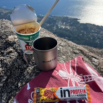 朝ごはん兼昼ごはんの山頂メシ