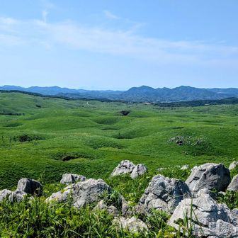 素敵〜爽快過ぎる〜👍
新緑の秋吉台(⁠θ⁠‿⁠θ⁠)🎶🎵

６月梅雨の隙間青空❤️
シンガーソングライターの
miletさん想い、彼女の…
「anytime anywhere」また
聞き惚れてしまいますね🎵🎶

昨日の北スカはこの天気だと
バテバテ🥵だろうな〜
地味に階段地獄は蒸し暑かった
からね（笑）
それぞれ山頂にビールサーバー
いりますよ（笑）