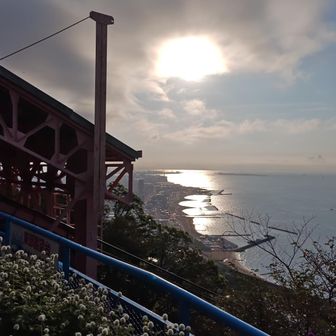 まだ稼働していない須磨ロープウェイと、朝日に照らされた須磨海岸🌅