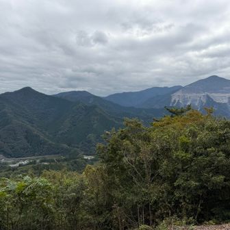 山頂からは武甲山・大持山・武川岳・二子山などが一望