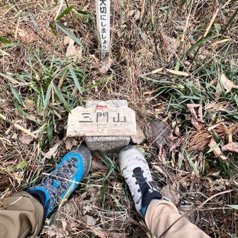 あった！あった！2等三角点はアンテナ柵の手前を左折