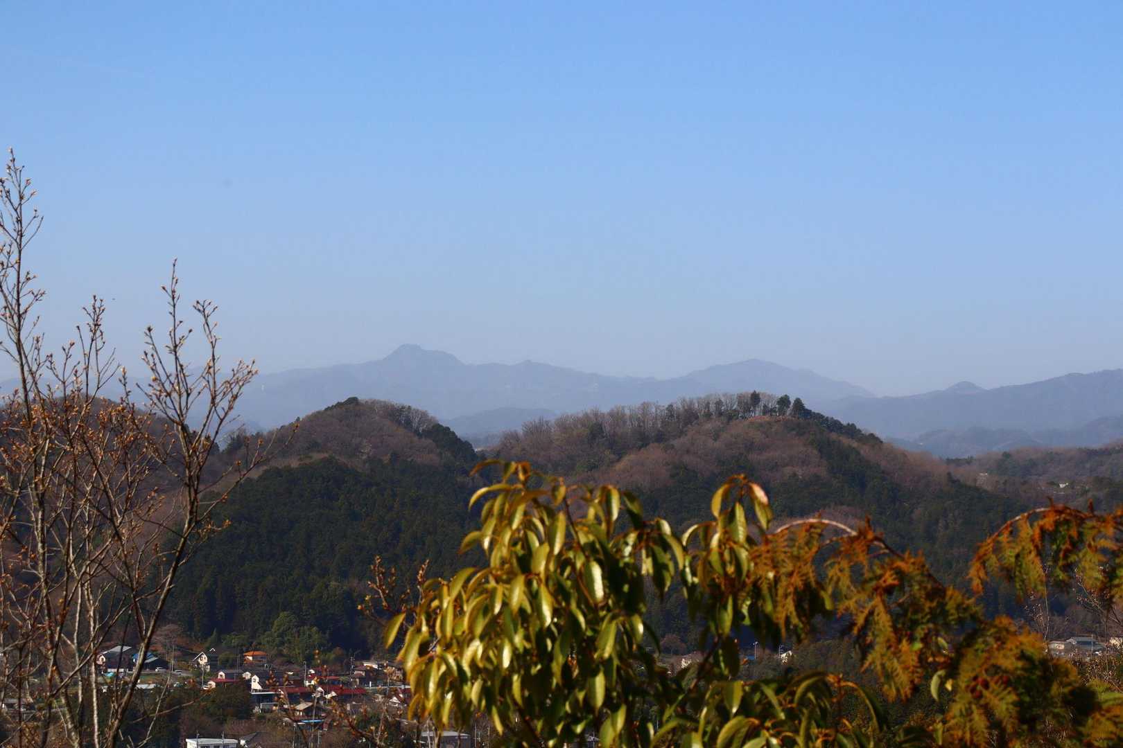 おなじみの大岳山（左奥）と御前山（右奥）のツーショット。