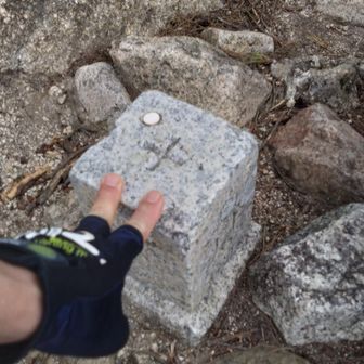 とりあえず直ぐ目の前が山頂なので。