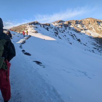 ギルマンズ・ポイントからステラピーク、ウフルピークへはちょいちょい雪＆凍結あり。チェーンがあると安心かもしれないが、特に滑るほどでは無かった（念のため冬靴を履いていたので滑りにくかったのもあるかもしれない）