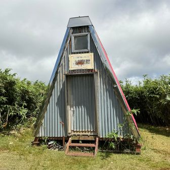 謎の小屋を通過。
