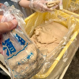 酒粕は無料取り放題。寒くなったら粕汁に