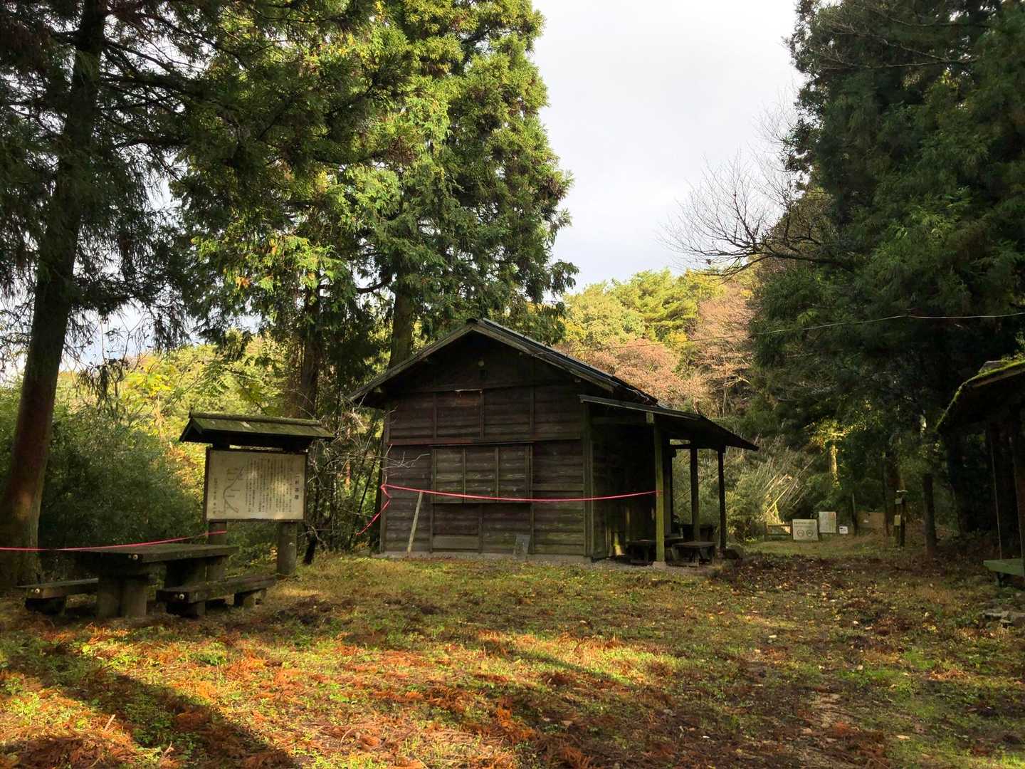 お2人と分かれて歩いた先にある二軒茶屋跡
この奥右手に進むんだけど、ちょっとした分岐があるので山の方へ📝
