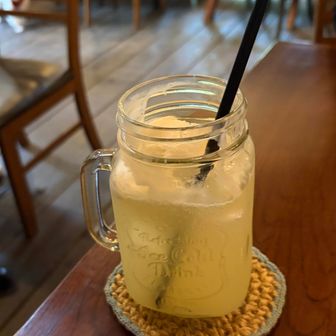 午後から用事があって、11時まで待てないのでアイスレモネード🍋アイストッピング
美味しいけど満たされないお腹😅