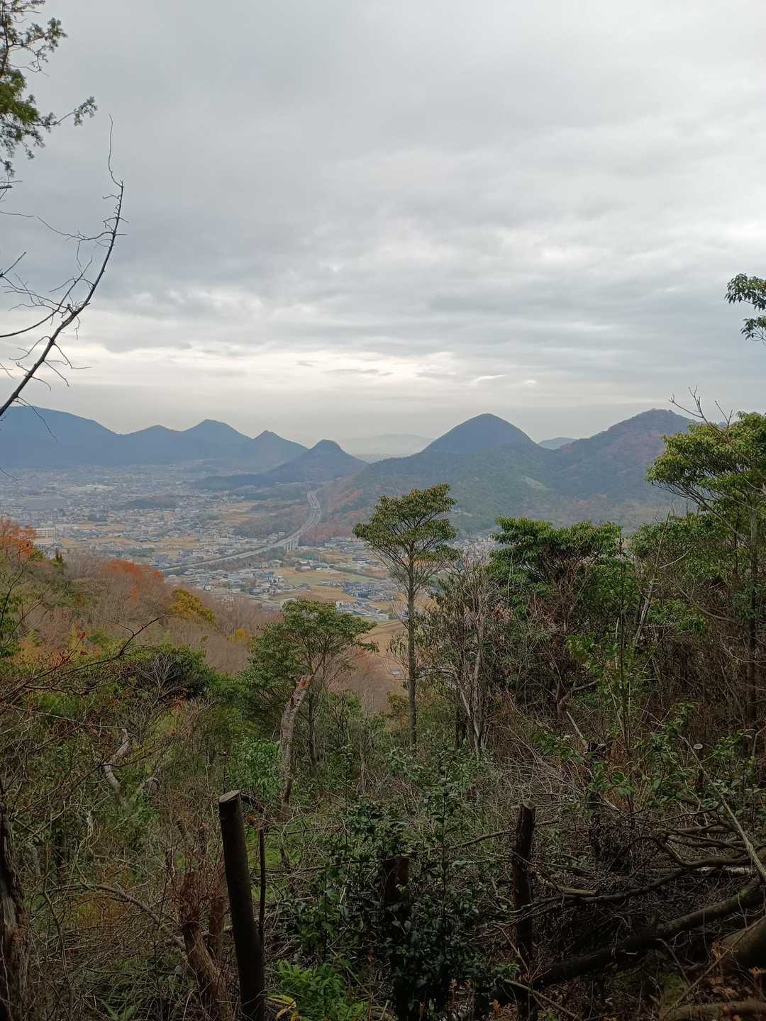 東峰から堂山・六つ目山・伽藍山