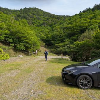 到着
広くて綺麗な駐車場✨
この車高の低さで10kmのガタガタ道は大変でしたね🙏