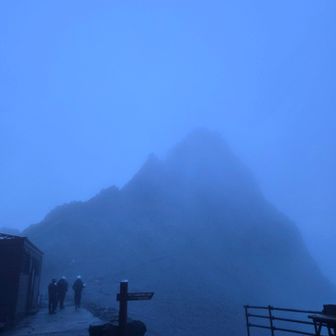 雨はやんだけど真っ白
