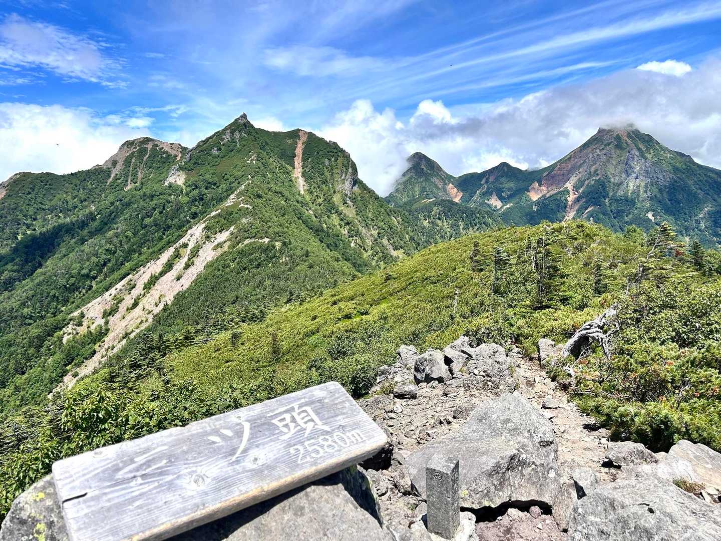 三ツ頭とうちゃく🙌
後ろに見える右から
赤岳、阿弥陀岳、権現岳
全部カッコいいね⛰️