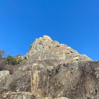 登り切った前にまたえらいのが立ってます💦えっ、あれ登るの？超えるの？