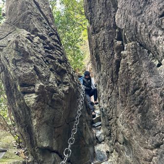 はさみ岩　善人だから通れるはず