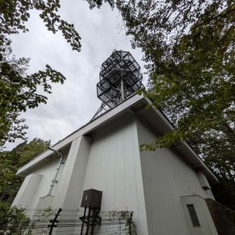 山中に急遽出てきた電線のない施設