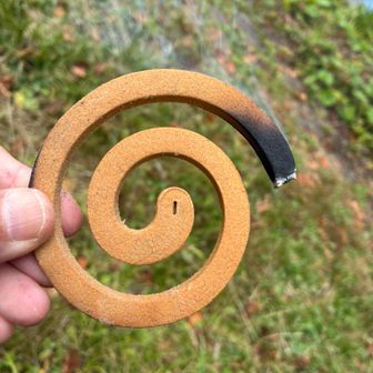 トウガラシ成分入りの獣よけ線香をつけてきましたが途中で消えてしまったので再度点火🌀💨
結構臭いです。持続時間は5時間くらい。