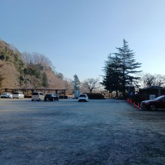 城山湖散策施設駐車場（🈚料、仮設トイレ🚻4基&自販機あり）到着🅿🚘

ホームページでは9:00〜16:30開放でしたが、今日は8:50前にINできました😄
※CLOSE後は翌日まで出庫不可🚙❌

⚠️城山湖周辺道路は二輪車🏍（自転車等軽車両は除く）の通行が禁止⛔されていますのでご注意下さい。 ※二輪車で城山湖へ行くことはできません💦

駐車率5％
気温🌡6℃無風


帰りは…
駐車率40％
気温🌡12℃