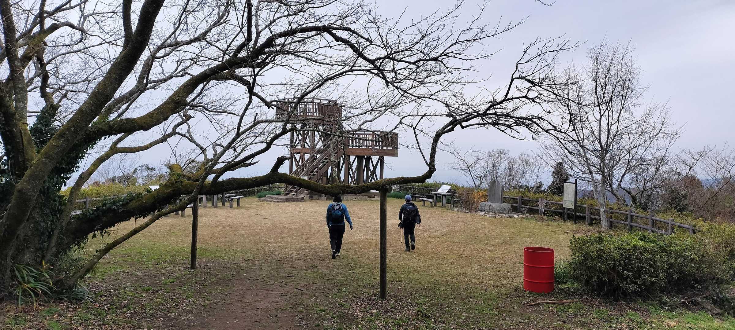 山頂広場
展望台登ってみます♪

今日はありがとうございます(^_^)/

カバー写真にさせてくださいね(^_^)/
