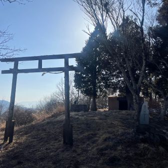 山頂・冠着神社到着。祭神は月夜見尊とのことで……