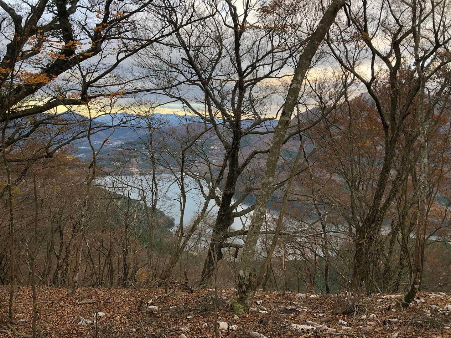 芦ノ湖と奥に見えるは丹沢山塊