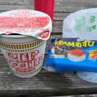 こっから更に階段きついし、チカラ付けて、荷物も軽くしな🍜🍙