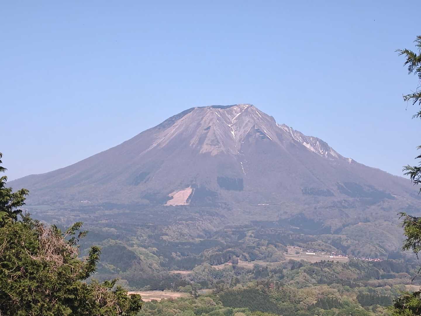 山頂から大山
伯耆富士と呼ばれるのがよくわかるアングルでした
