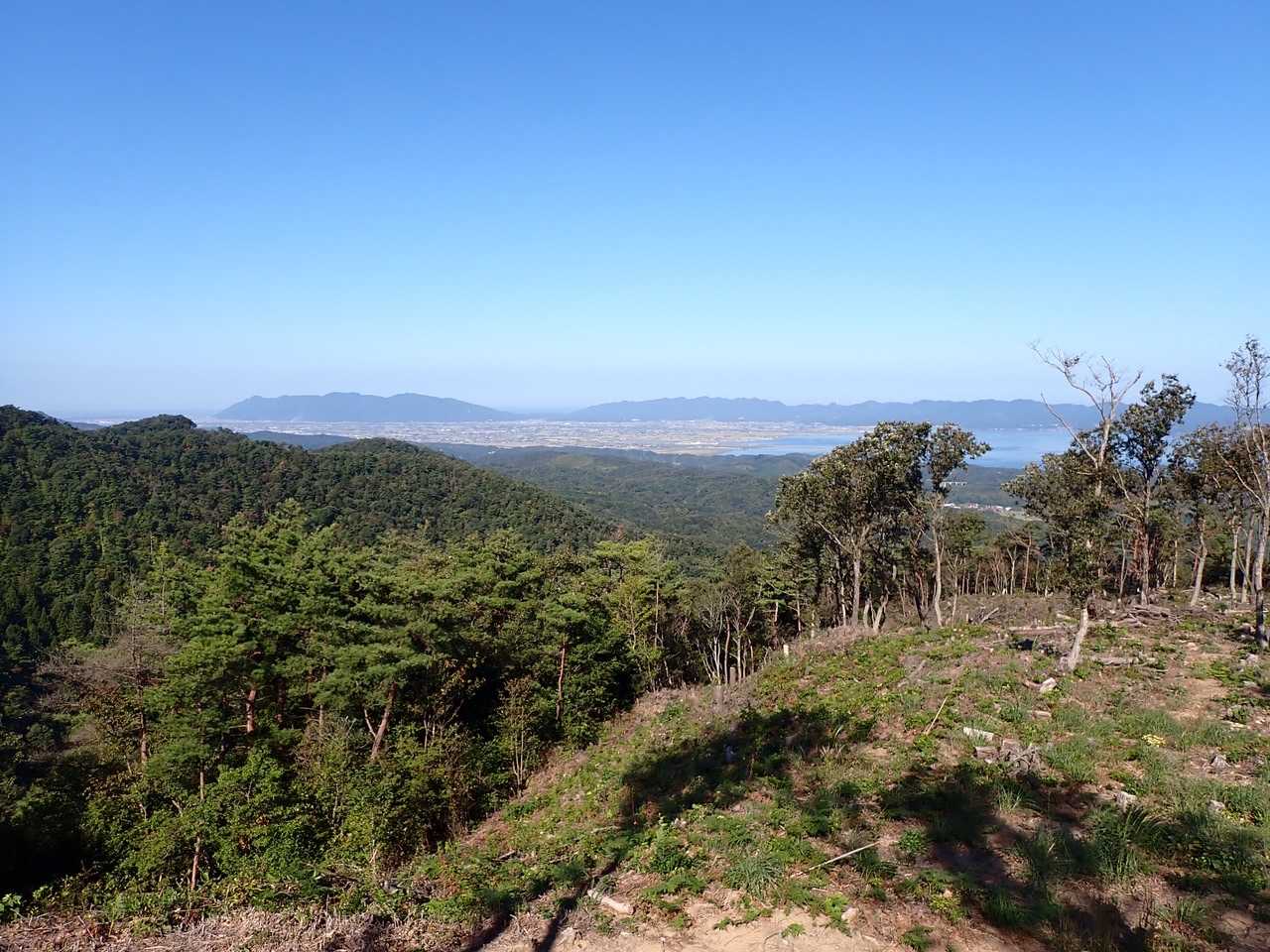 北西を向くと出雲平野と出雲北山が望めます