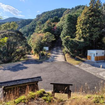 烏帽子岩広場の分かれです。ここも遠足の目的地でした。
トイレがすごくきれいになっていました。バイオトイレ。
あと地面が舗装されてた。