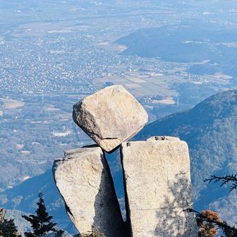 御在所岳といえばコレ
地蔵岩。
YouTubeで「登れるらしい」と見て気になっていた場所。
下から見上げると、なかなかの存在感…！