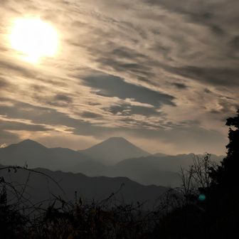 もみじ台からの富士山。
おっ！なんか雲が切れて来てる！😄👍