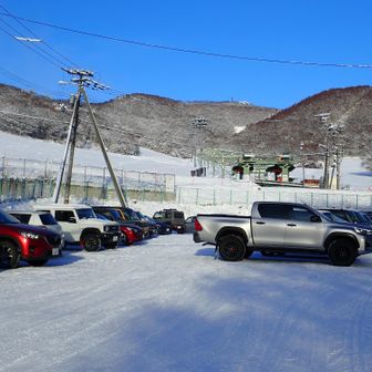 下山時、駐車場の様子
スキー場はまだ開業していないのだが？