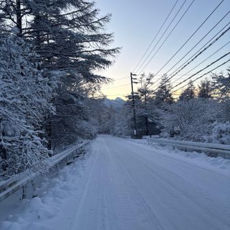 路面は真っ白❄️
上り坂だったけど、急坂ではないから
スタッドレス履いてれば、2駆の車でも
来れたよ😁