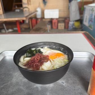 初めて食べる、期間限定ふのりうどん¥800
注文して目の前に運ばれてきてるのに、食べたい気持ちがなかなか湧かない。暑くて暑くて扇風機で首や顔を煽いでいるのに、熱々のうどんはなかなか大変。しかし食べ終わる頃には美味しい、美味しいって食が進んだ。シャリバテ気味だったのだろう