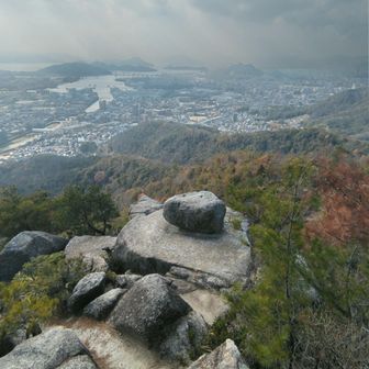🚶‍♂️着きました☝️バランスよく絶壁の先端🪨『地獄岩』が乗ってます☺️
