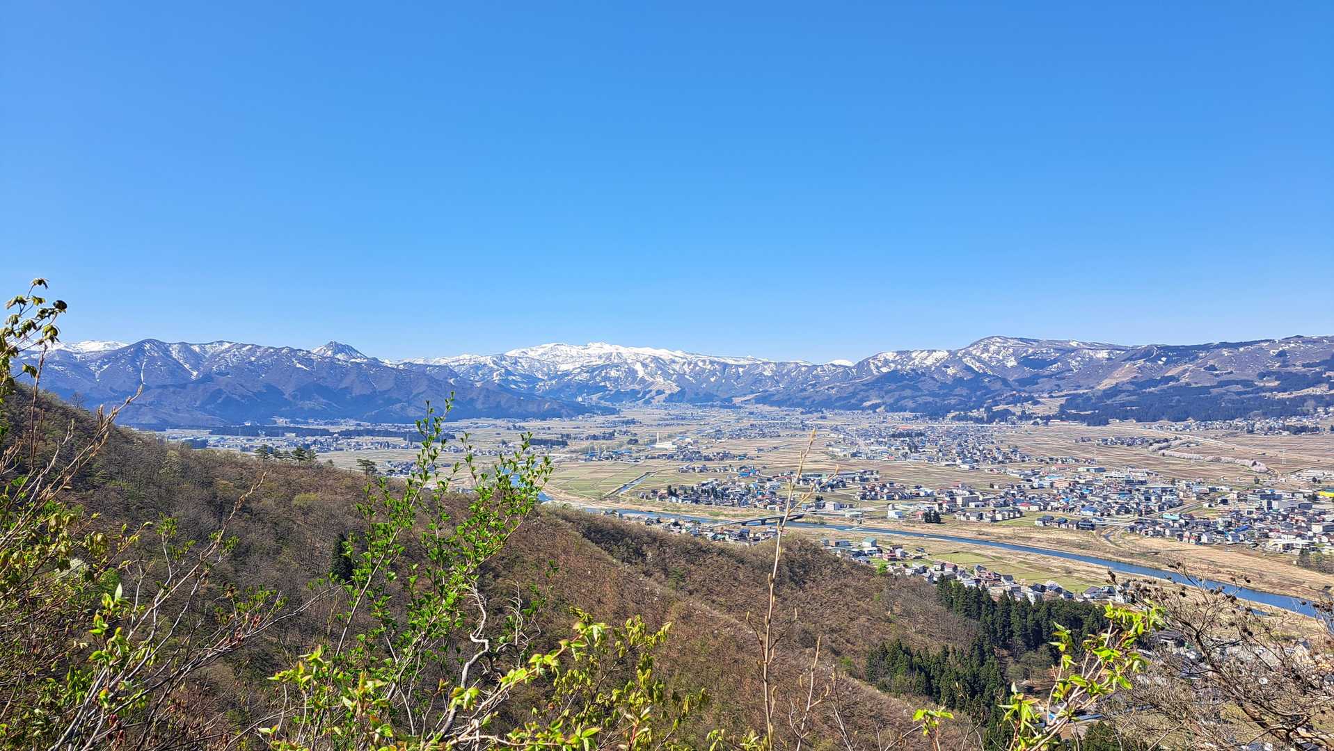 　登山道の左手には苗場山を中心とした残雪の稜線風景が広がってます。