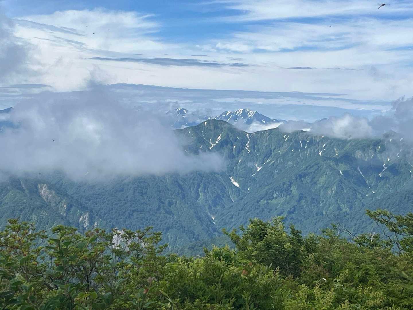 越後駒ヶ岳らしい🏔️雲が取れてくれればなー