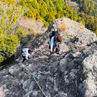 道明高岩直下のロープがかなり劣化していて頼りなく、あまりあてにしないがいい。