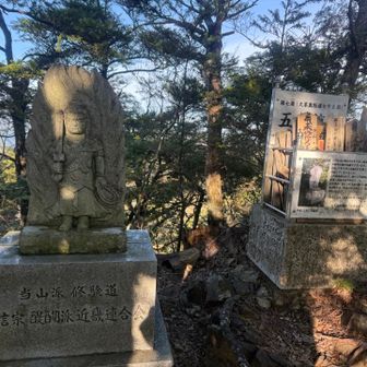 大黒天神岳の山頂からの眺望は有りません。道中の所々で眺望の良いポイントが有ります。