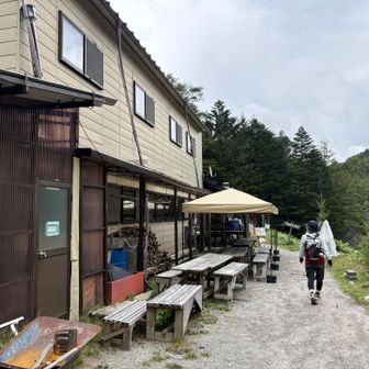予定より1時間近く遅れて
やっと双子池ヒュッテ到着💦
腹減った〜〜😭