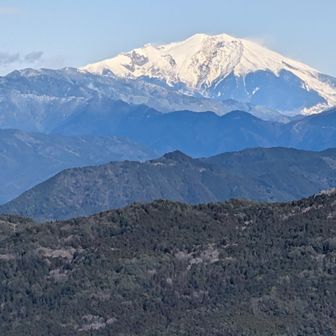 御嶽山🌋ズーム。ズームしなくても大きくそびえてます。御嶽山手前は小秀山でしょうか？