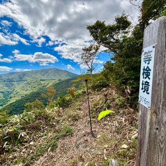 等検境  山頂からの大万木山。