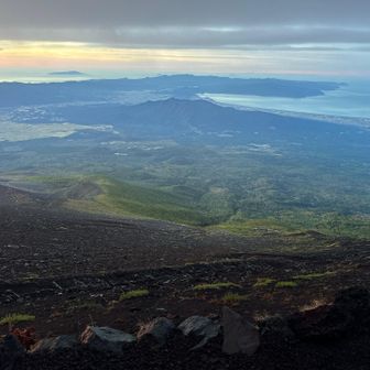 富士山には景色を期待していなかったけど、
後ろを振り返ると、駿河湾と伊豆がよく見える