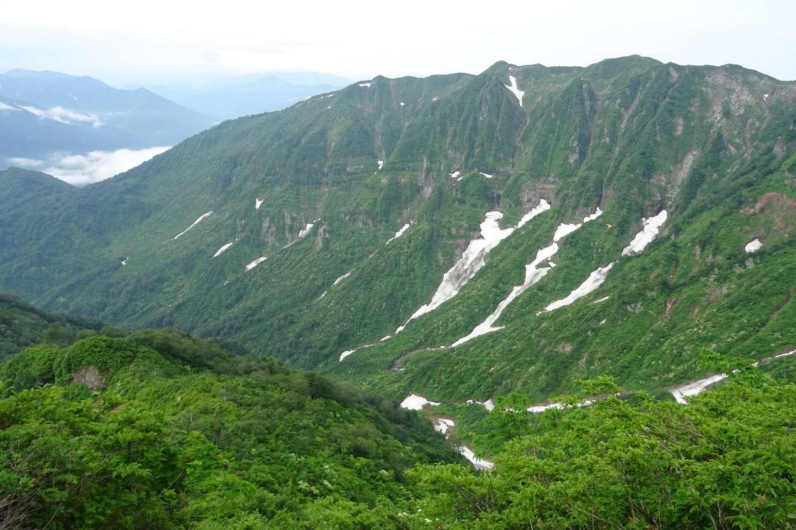 この風景を眺めるには、田子倉登山口からのこのコースしかない。