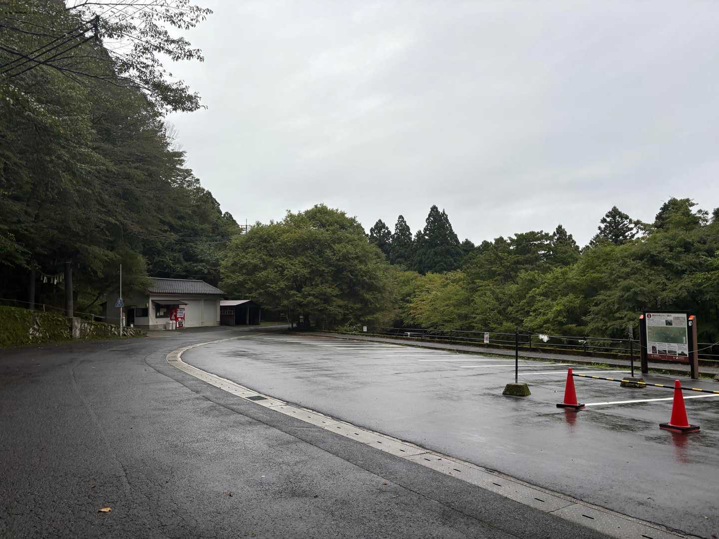人気も車もない駐車場🅿️


