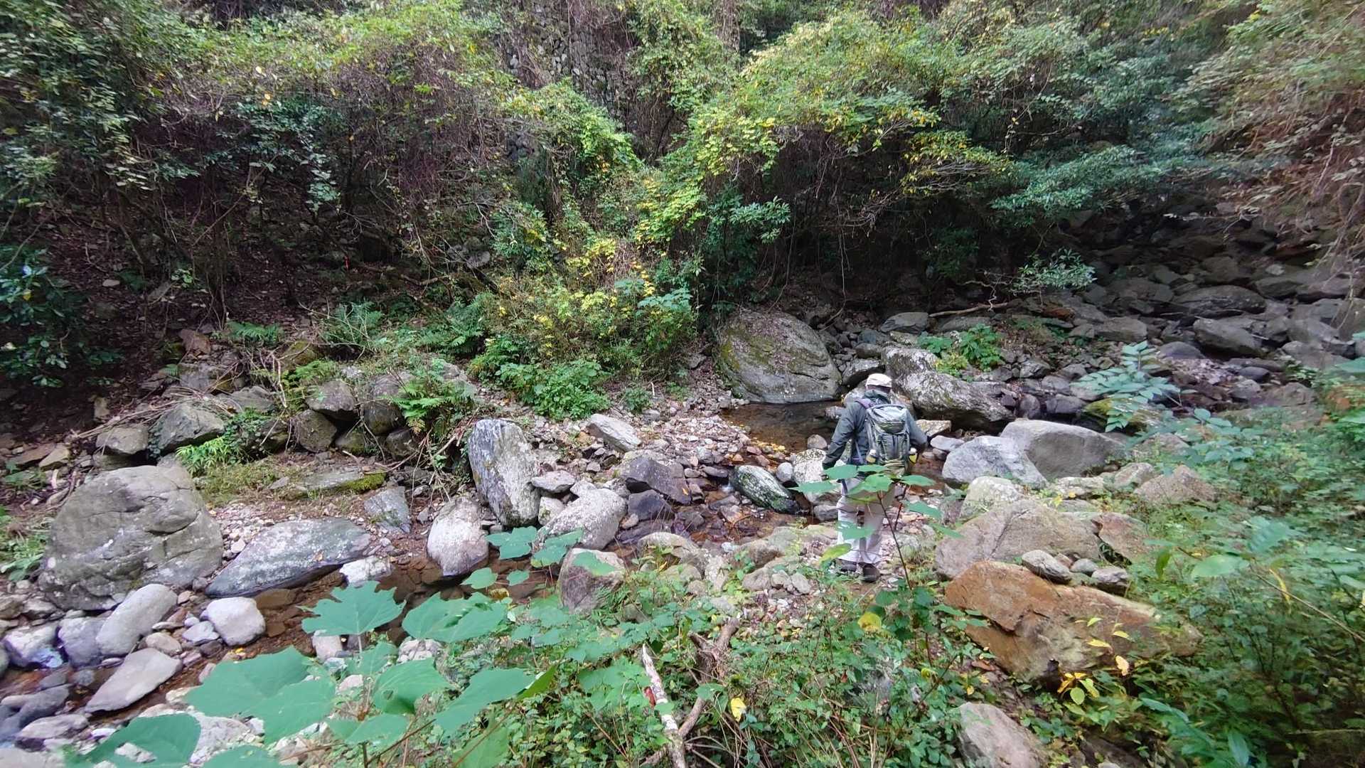 民家の先から土手を下り、渡渉して対岸の土手を上る。