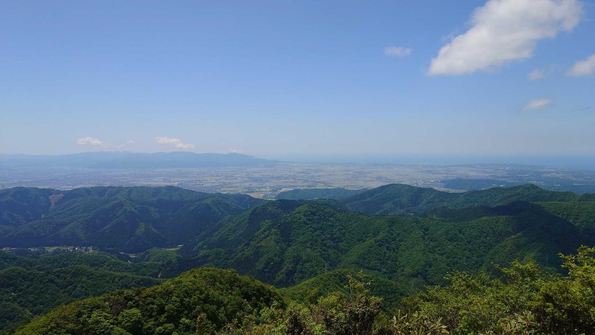 下りの途中の見晴台
日本海まで見える。メッチャ良い👍️

ここで休憩していたご夫婦と少し会話
